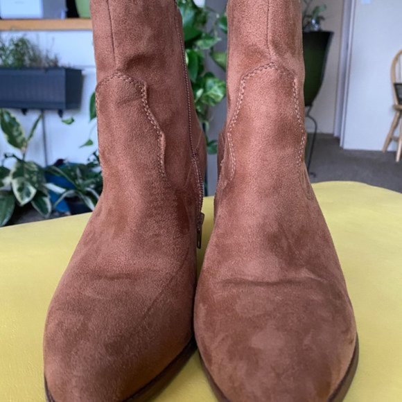 Qupid • Camel Stretched Booties • Size 8 - Picture 4 of 7